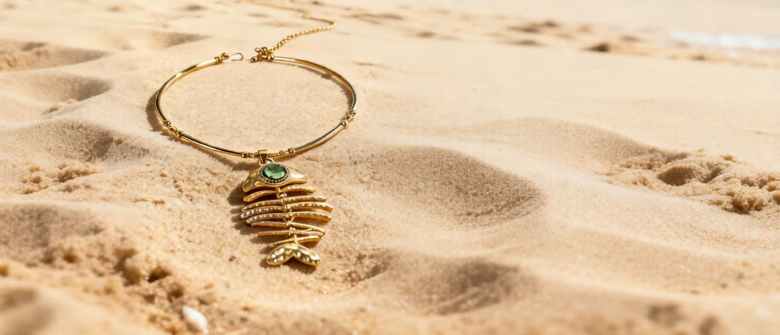 collana calamita Nereide adagiata sulla sabbia
