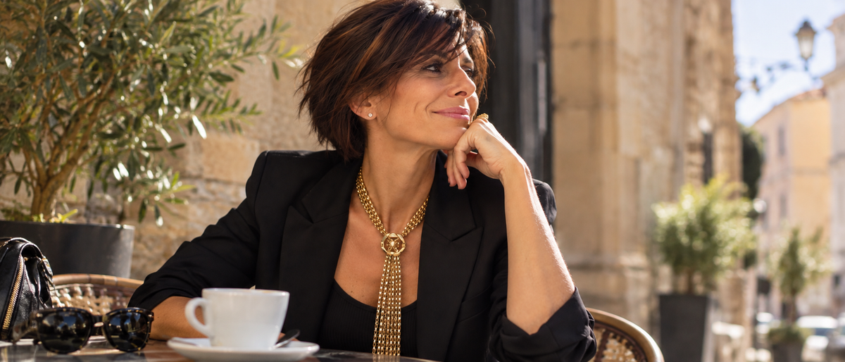 Ritratto elegante donna 50 anni che indossa cravatta gioiello componibile di claudia de rosa jewelry