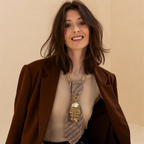 Claudia De Rosa Jewelry indossa la Cravatta Gioiello Fish Gold, jeans blu scuro e blazer oversize colore cioccolato