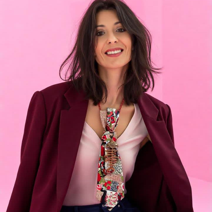 Claudia De Rosa indossa la Cravatta Gioiello Rose Gold in pura seta con charm lisca di pesce calamita