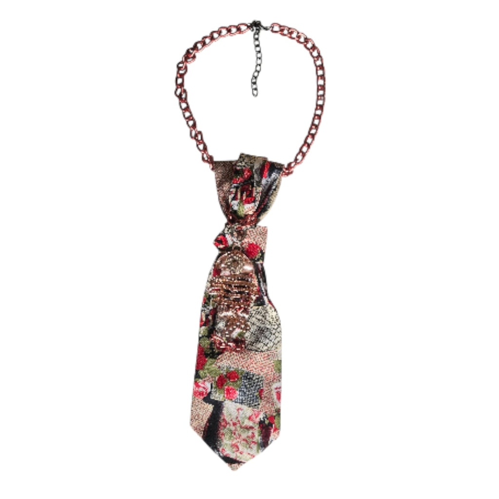 Cravatta_Gioiello_Rose_Gold_in_tessuto_seta_rosa_e_rosso_con_charm_scultoreo_in_oro_rosa_realizzato da Claudia De Rosa Jewelry