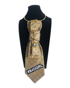 Cravatta Gioiello Bad Girl da donna componibile 4 in 1 in seta e acciaio Made in Italy su manichino in posizione frontale
