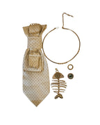 Flat lay cravatta gioiello Sandy Beach scomposta con pendente Nereide, collarino rigido e clap magnetica su fondo neutro ispirato ai toni sabbia