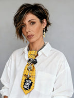 Modella con cravatta Gioiello Calamita "I can and I will"_camicia oversize bianca