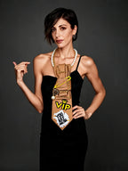 Modella con cravatta Gioiello Calamita "You are Amazing"_tubino nero monospalla