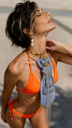 Modella indossa bikini arancione e cravatta gioiello Marea _  collezione Mediterranea 