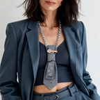 Modella indossa cravatta gioiello Rebel Grey di Claudia De Rosa jewerly e tailleur sartoriale