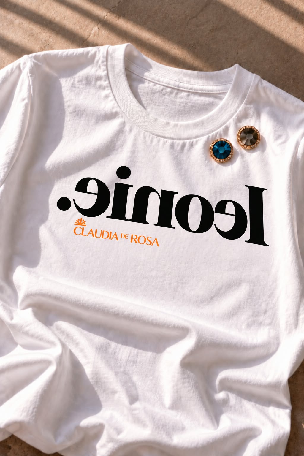 Tshirt-Iconic-con-accessorio calamita- colore bianco