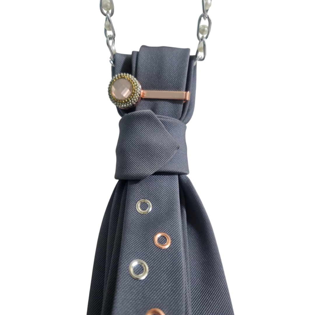 dettaglio cravatta gioiello rebel grey di claudia de rosa jewelry e del fermacravatte con aggancio per la Clap Calamita