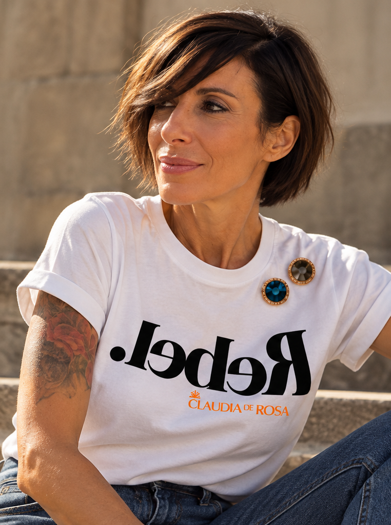 tshirt rebel indossata con calamita